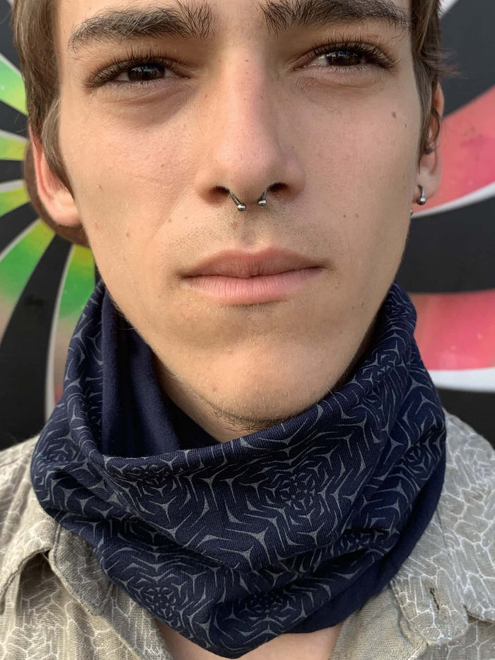 Molekula Mono Neck Gaiter Dark Blue - symbolika