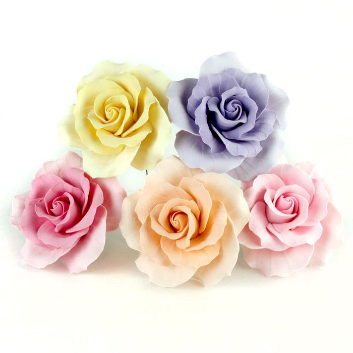 Mixed colors and sizes of Gumpaste Roses handmade sugar cake decorations and cake topper perfect for rolled fondant wedding cakes and birthday cakes cake decorating. Wholesale sugarflowers and cake supply. Caljava