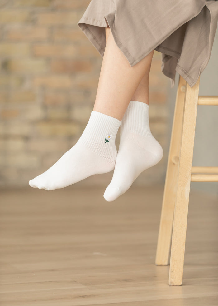 Embroidered Daisy Mid Calf Socks Accessory