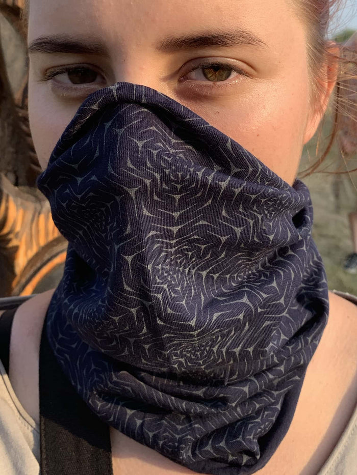 Molekula Glow Neck Gaiter - Black - symbolika