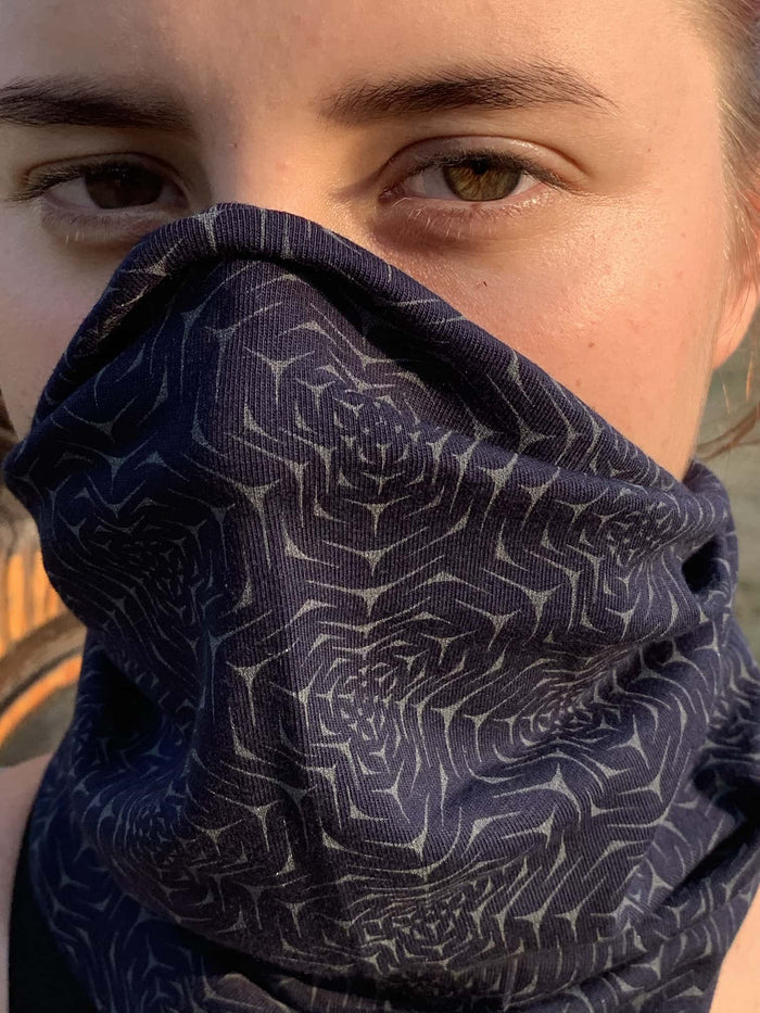 Molekula Glow Neck Gaiter - Black - symbolika
