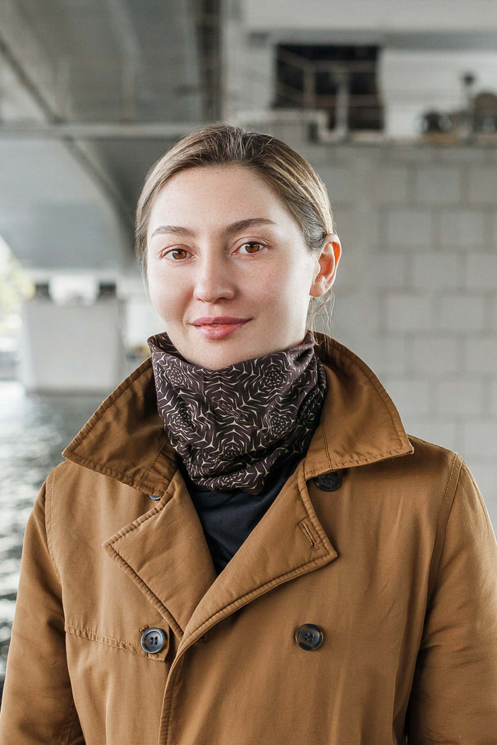 Molekula Gold Neck Gaiter - Brown - symbolika