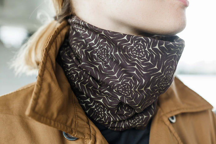 Molekula Gold Neck Gaiter - Brown - symbolika