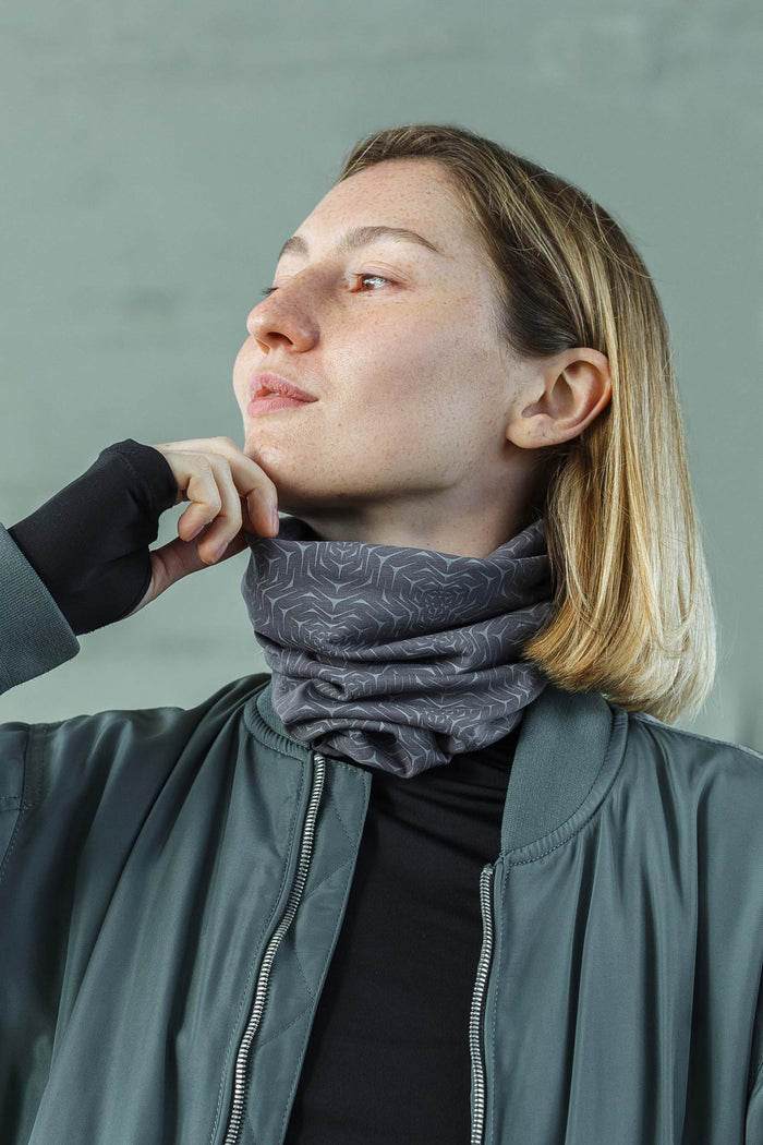Molekula Mono Neck Gaiter - Grey - symbolika