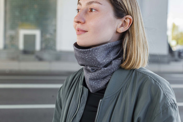 Molekula Mono Neck Gaiter - Grey - symbolika