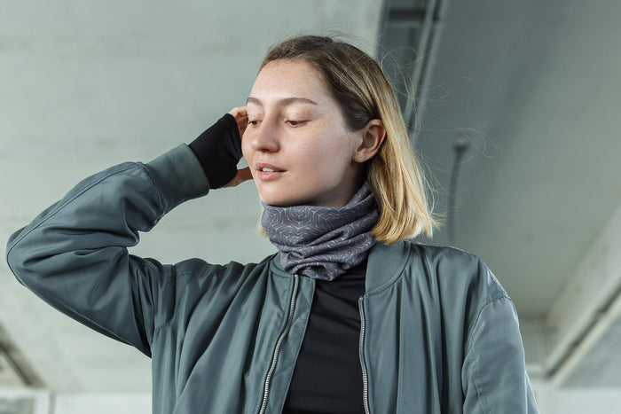 Molekula Mono Neck Gaiter - Grey - symbolika