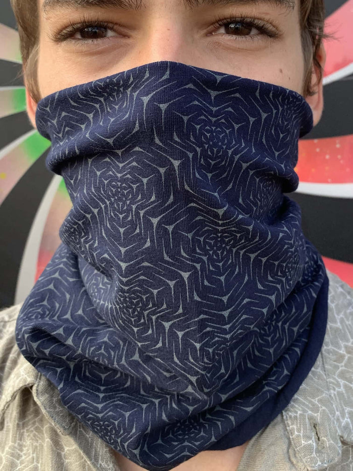 Molekula Mono Neck Gaiter Dark Blue - symbolika